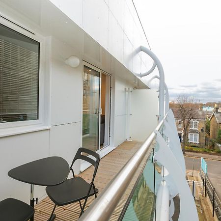 Skyvillion - Cozy Apartments In Enfield Town With Free Parking & Wifi Экстерьер фото