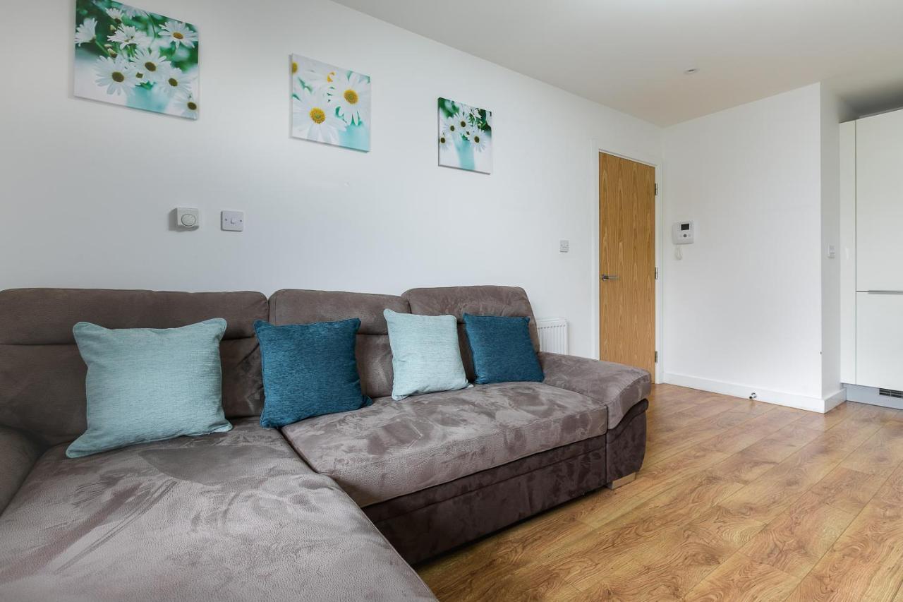 Skyvillion - Cozy Apartments In Enfield Town With Free Parking & Wifi Экстерьер фото