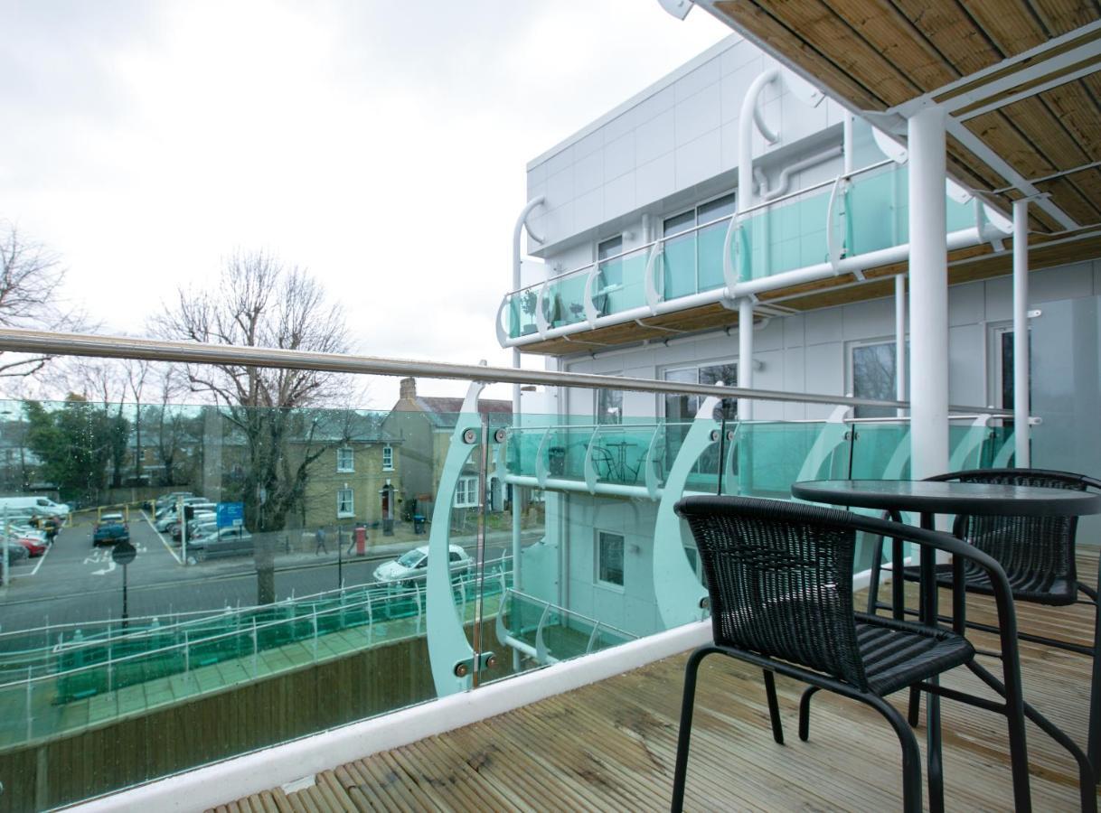 Skyvillion - Cozy Apartments In Enfield Town With Free Parking & Wifi Экстерьер фото