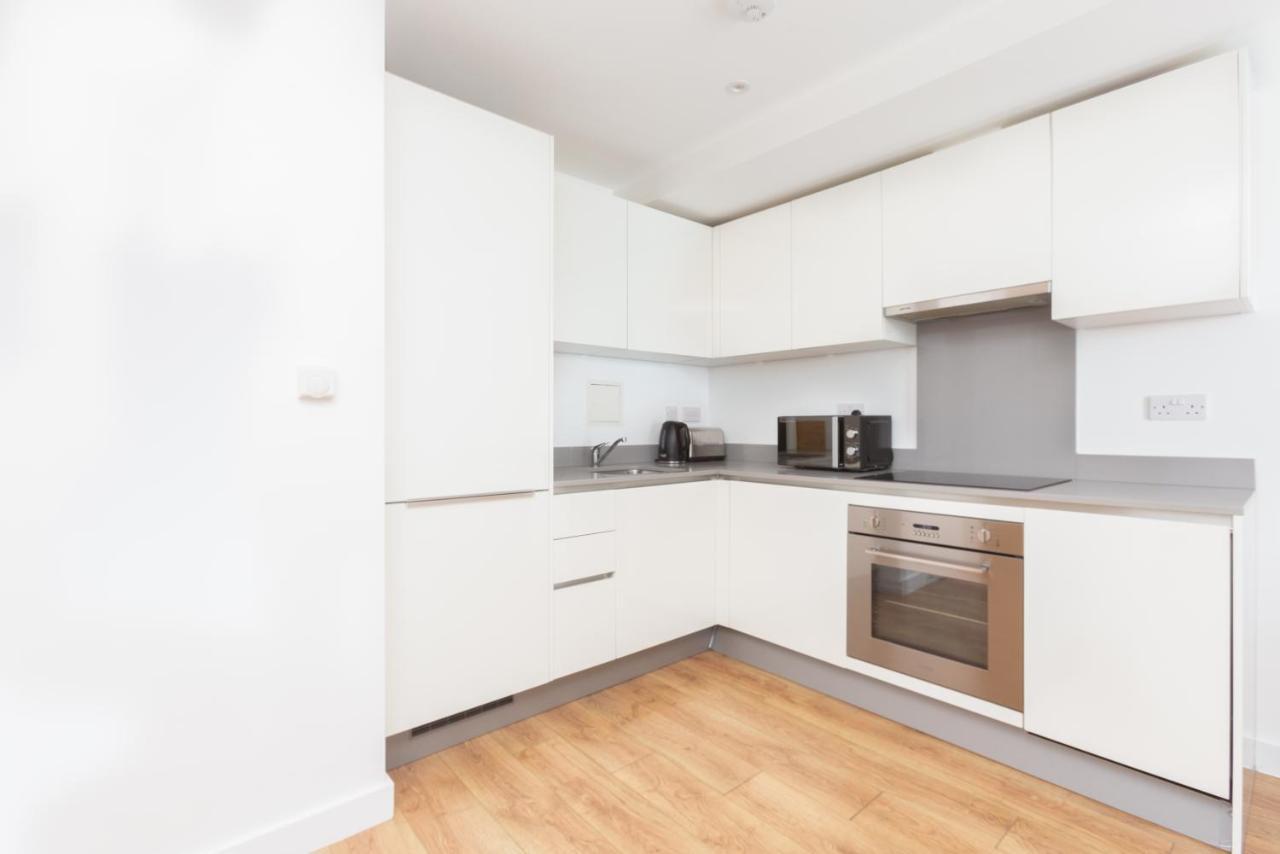 Skyvillion - Cozy Apartments In Enfield Town With Free Parking & Wifi Экстерьер фото
