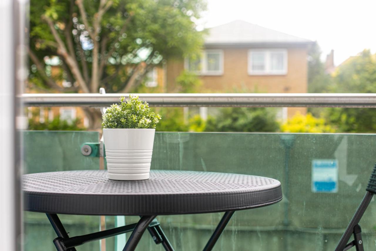 Skyvillion - Cozy Apartments In Enfield Town With Free Parking & Wifi Экстерьер фото